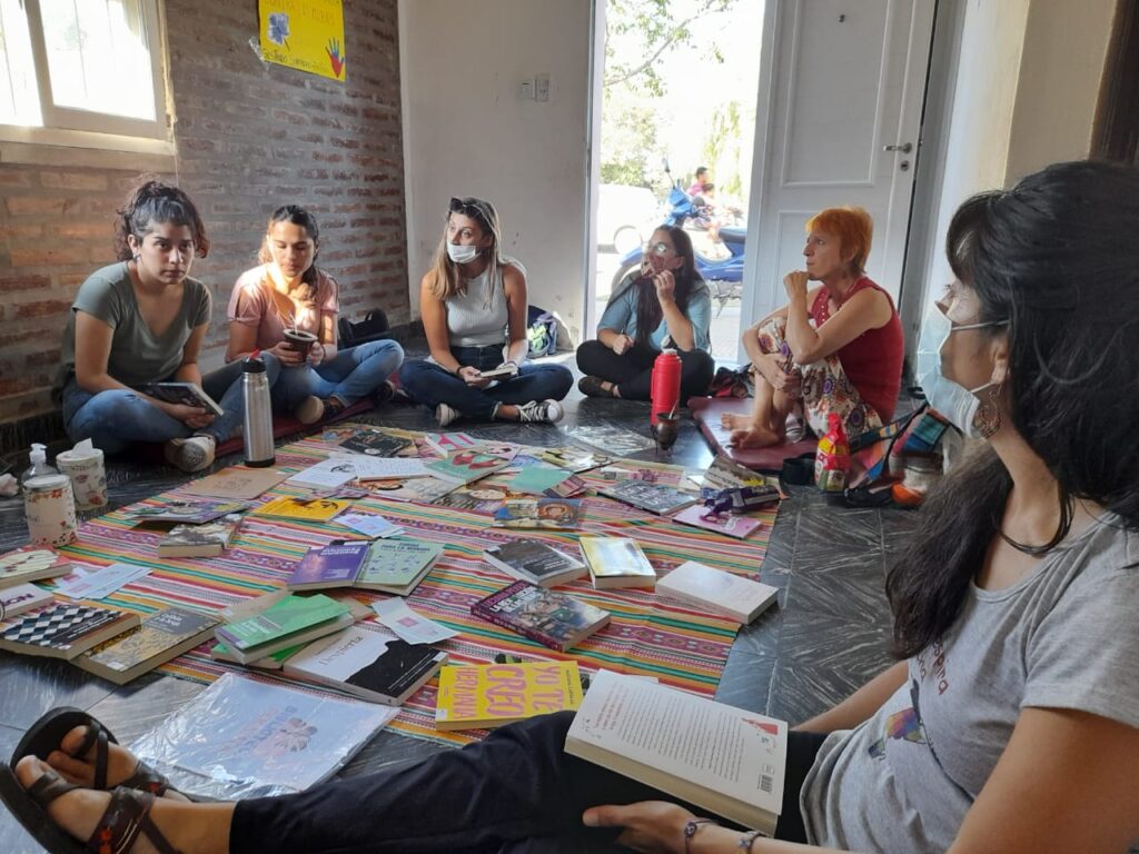 Difundimos saberes tanto en cursos como en bibliografía cuidadosamente seleccionada